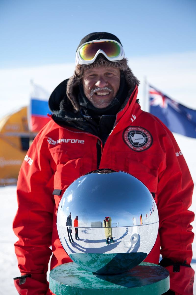 El explorador Ramón Larramendi junto al punto que señala el Polo Sur geográfico / Foto: Acciona Windpowered Anctartica