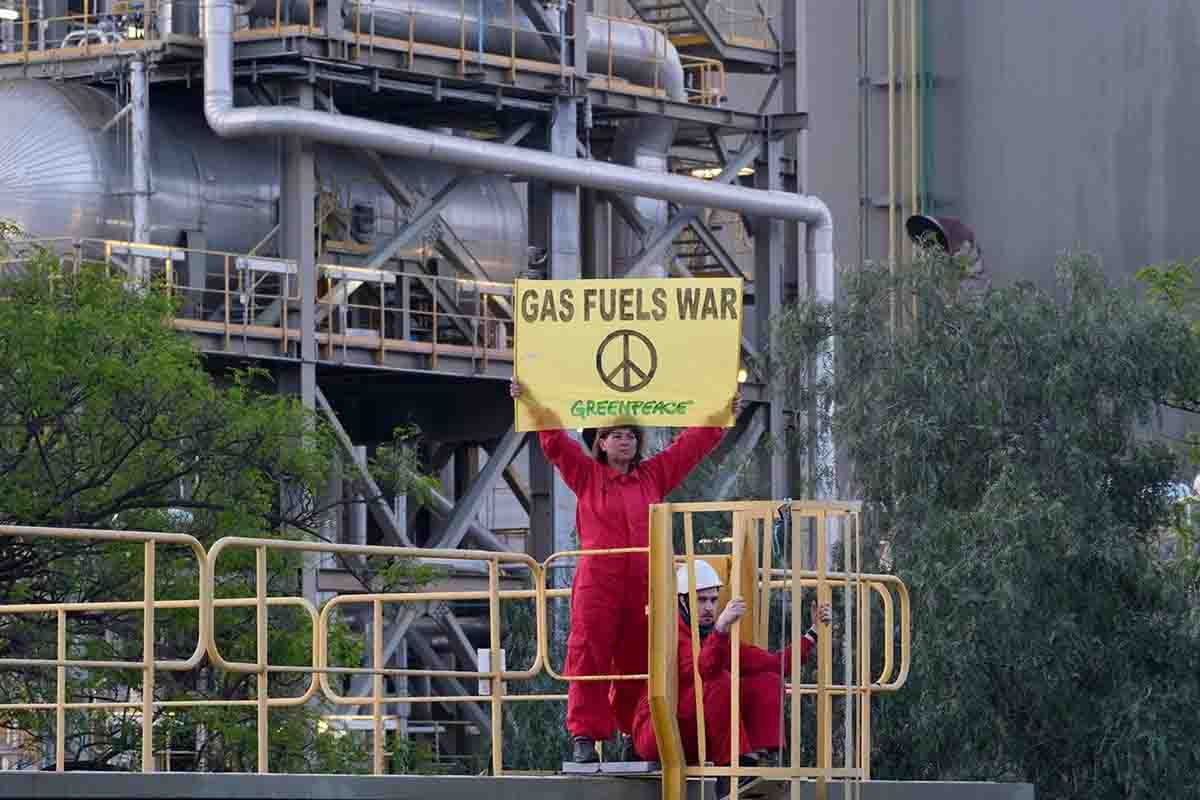 Acción de denuncia contra  la eléctrica Naturgy por la importación de gas ruso que financia la guerra/ Foto: EP