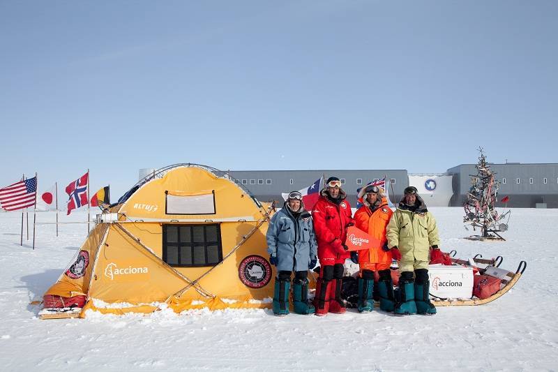 Los expedicionarios a su llegada a la base antártica estadounidense Amundsen-Scott / Foto: Acciona Windpowered Anctartica