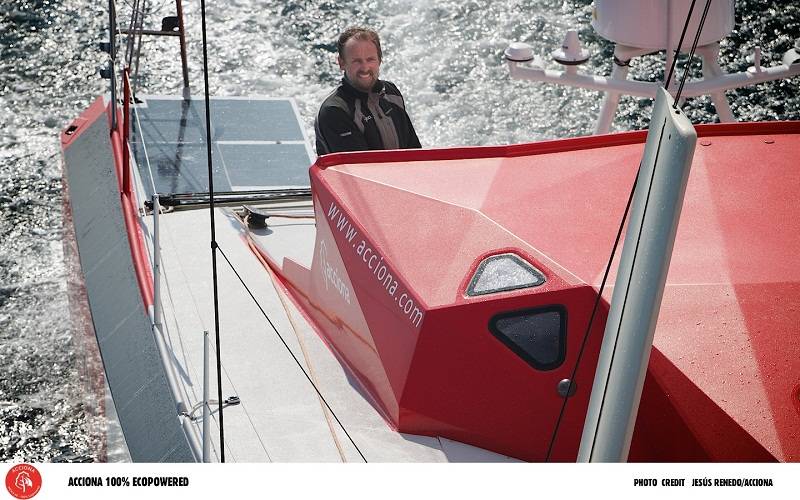 La cabina del barco tiene una forma aerodinámica inspirada en los aviones invisibles al radar / Foto: Acciona 100% EcoPowered 
