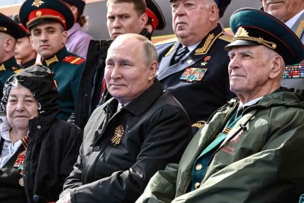 El presidente ruso Vladimir Putin (centro) observa el desfile militar del día de la Victoria que marca el 77º aniversario de la victoria sobre la Alemania nazi durante la Segunda Guerra Mundial en la Plaza Roja en el centro de Moscú / Foto: EP