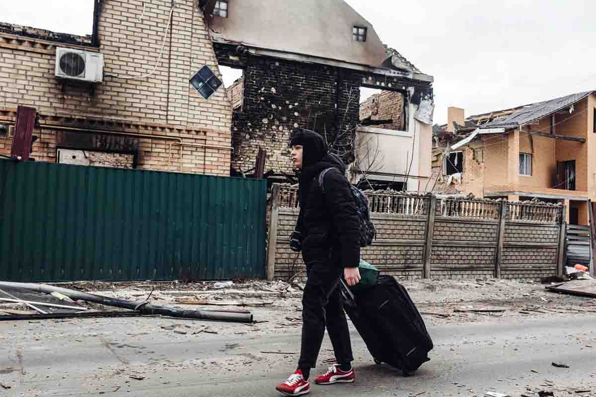 Una persona camina frente a una casa destruida por el bombardeo, a 5 de marzo de 2022, en Irpin (Ucrania) / Foto: EP