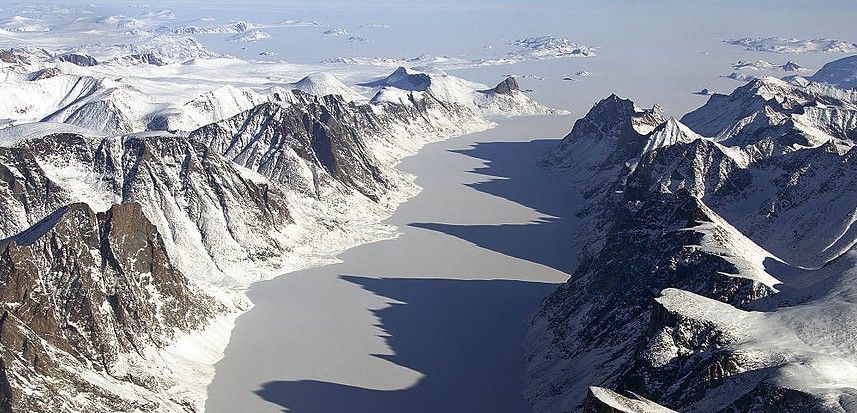 Fiordo helado en la remota isla ártica de Baffin, en la que aparecieron los fósiles / Foto: Wikimedia