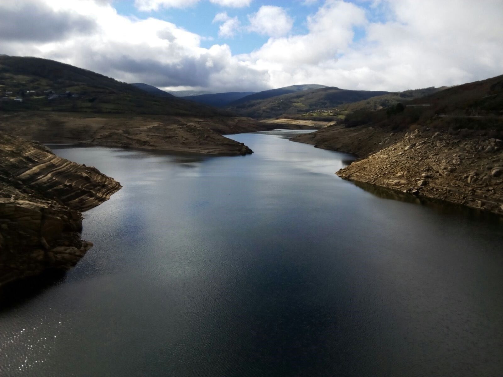 El agua vuelve a ascender por las orillas del pantano de Chandrexa de Queixa (Ourense) / Foto: EP
