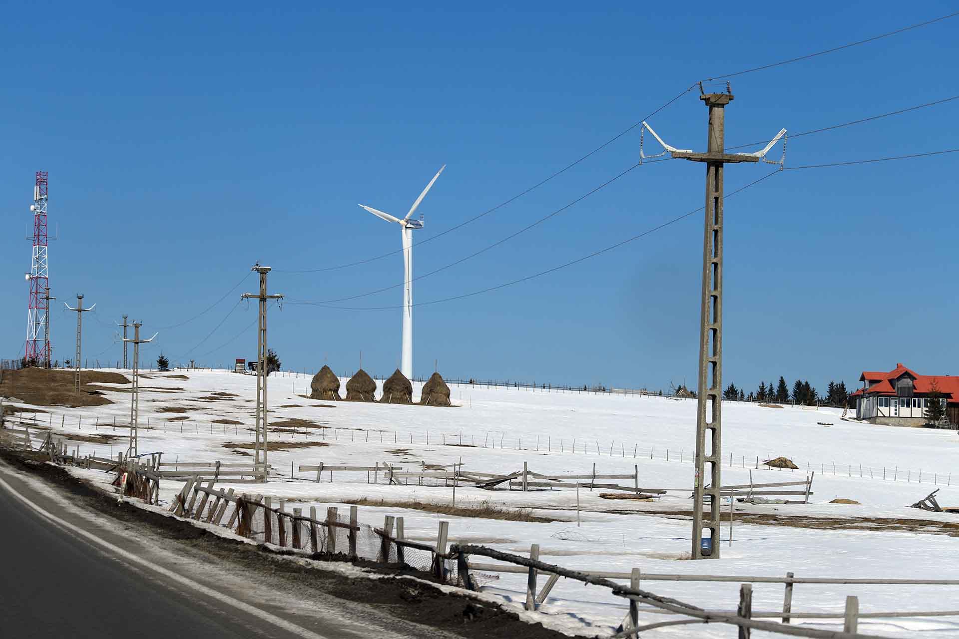 Paisaje con nieve con un molino de fondo junto a un pajar cercano a Bistrita (Rumanía) / Foto: FFM - EA