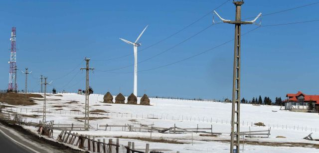 Paisaje con nieve con un molino de fondo junto a un pajar cercano a Bistrita (Rumanía) / Foto: FFM - EA