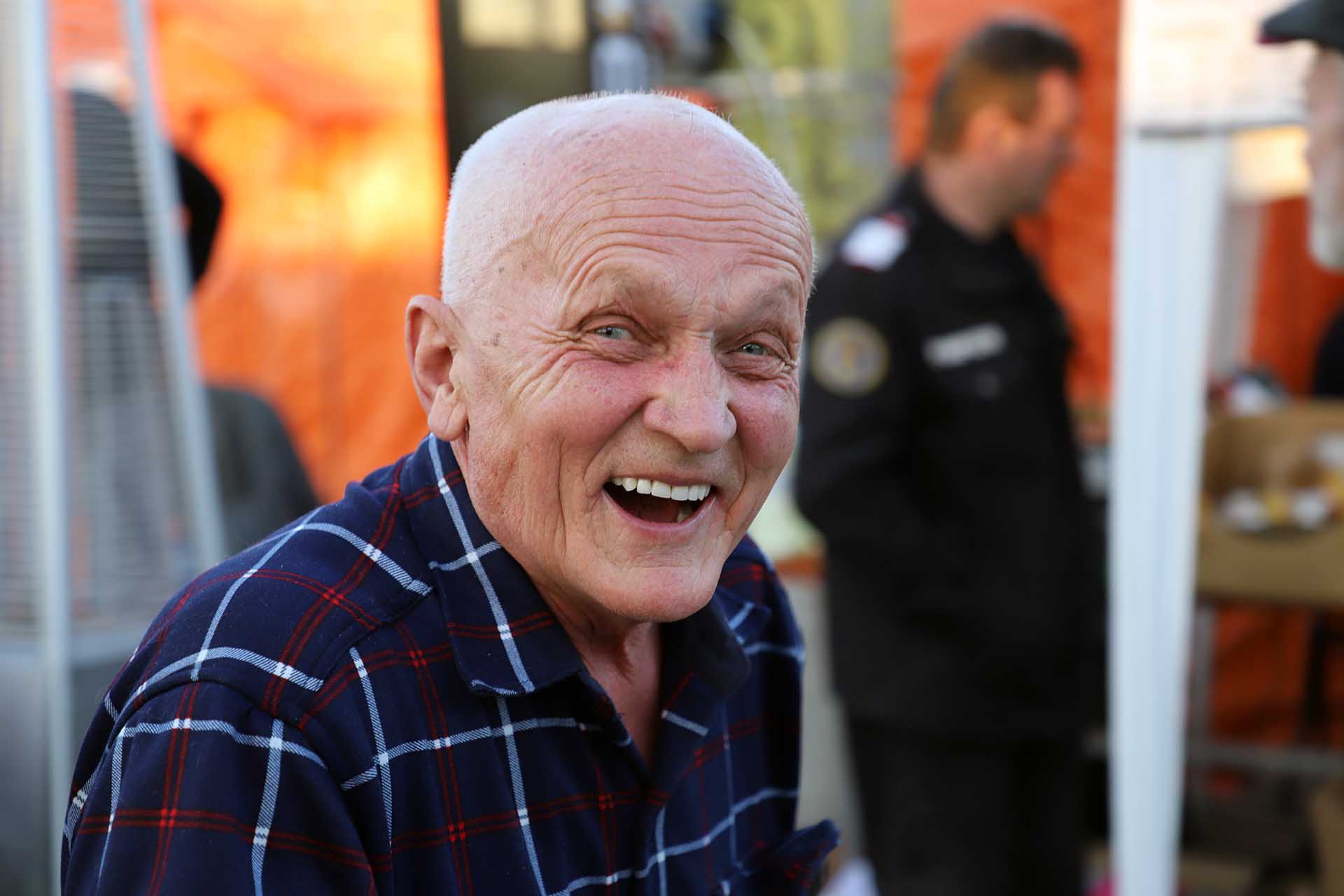 Un anciano de Ucrania sonríe a su llegada Siret (Rumanía) en el momento que le tomamos una fotografía / Foto: FFM - EA