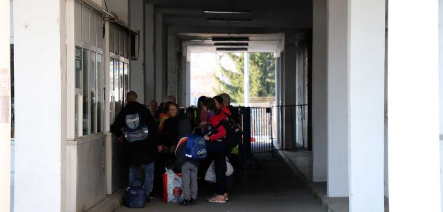 Un grupo de ciudadanas ucranianas cruzan a pie las barreras de la frontera que separa Ucrania con Rumanía en Siret / Foto: FFM - EA