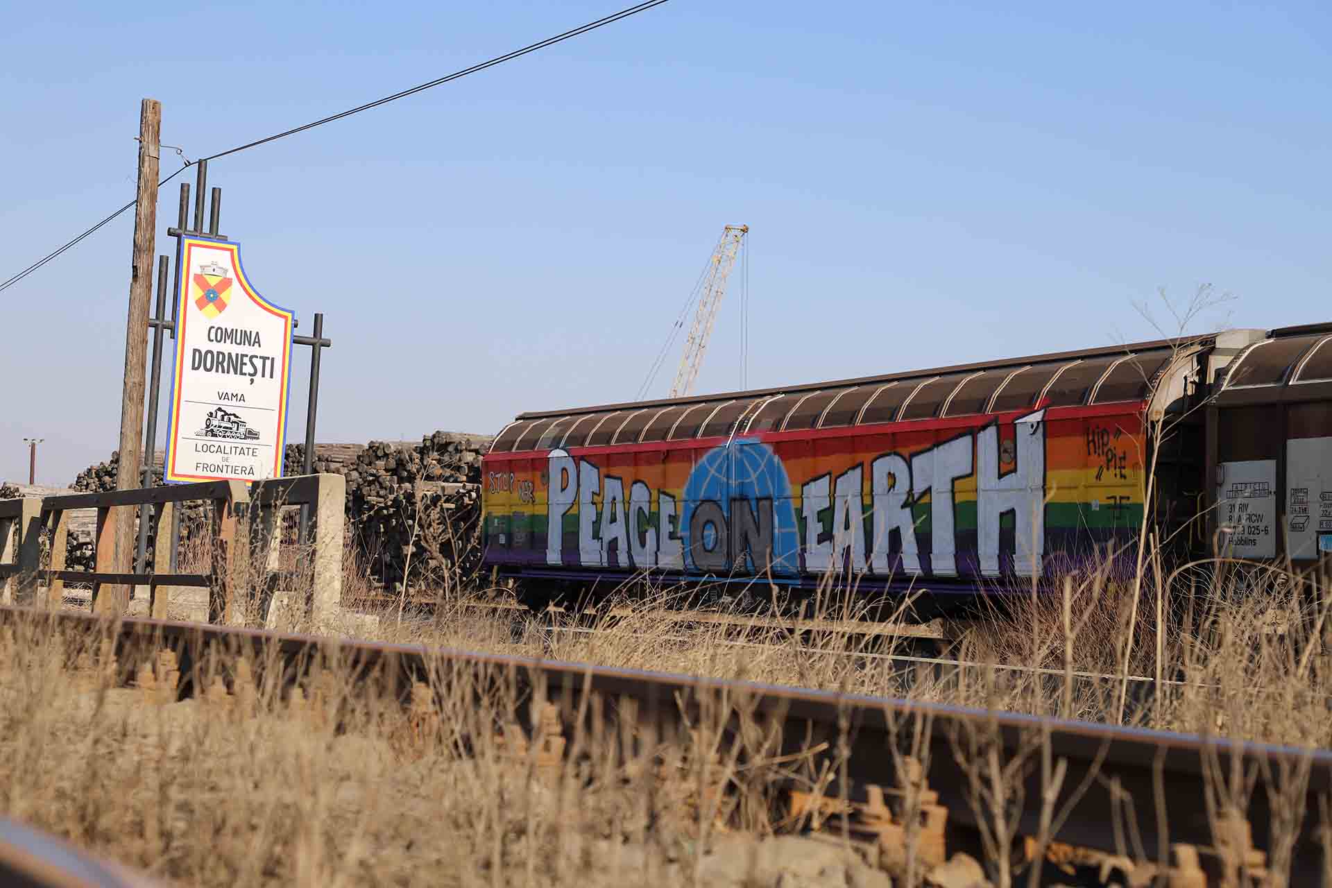 Un viejo vagón aparentemente en desuso en el que puede leerse Peace on Earth (del inglés, Paz en la Tierra) en una carretera cercana Dornești (Rumanía) / Foto: FFM - EA