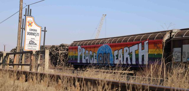 Un viejo vagón aparentemente en desuso en el que puede leerse Peace on Earth (del inglés, Paz en la Tierra) en una carretera cercana Dornești (Rumanía) / Foto: FFM - EA