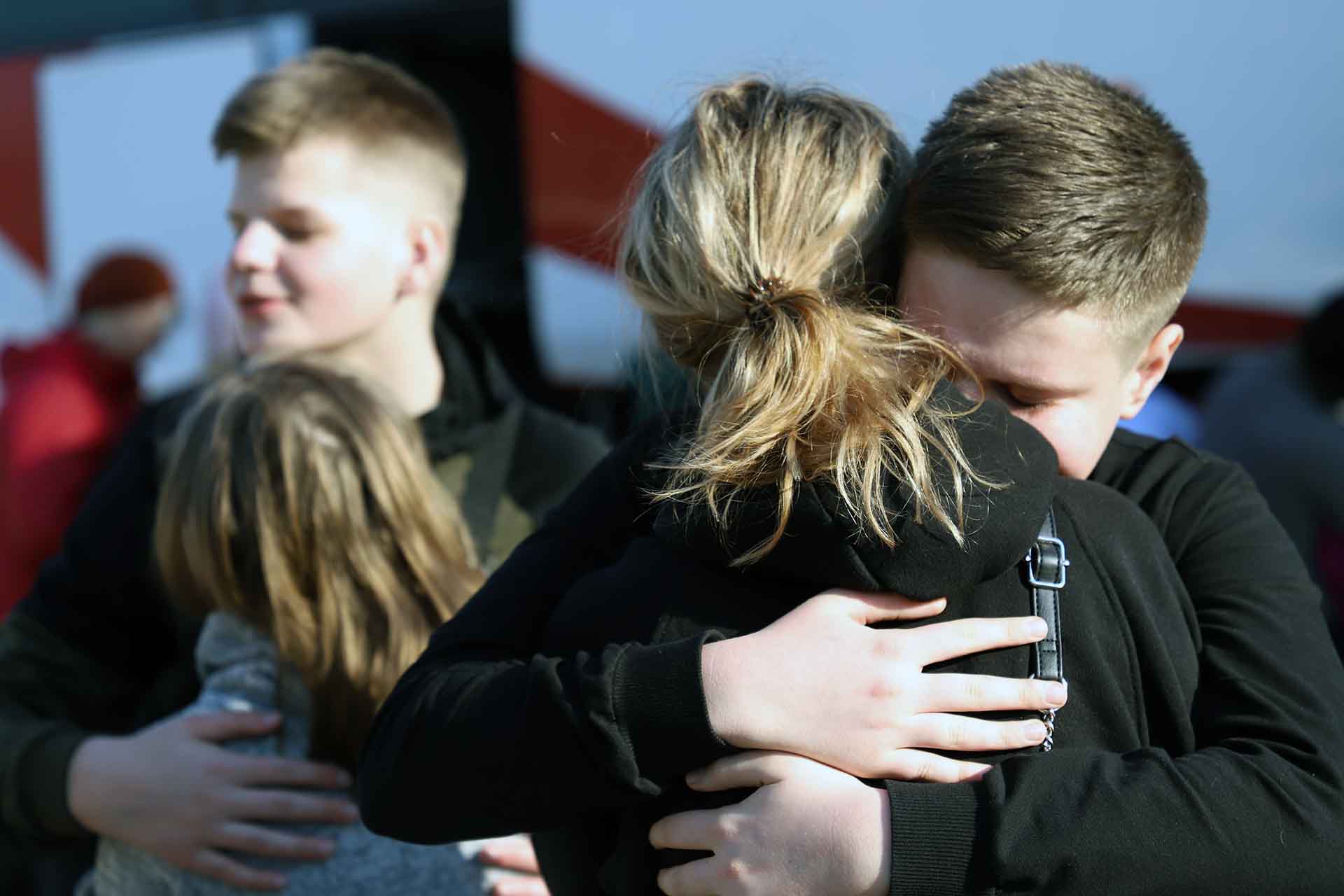 Una madre se despide de sus dos hijos que parten a Palencia (España), mientras que su hija también se queda con ella en Siret, Rumanía / Foto: FFM - EA