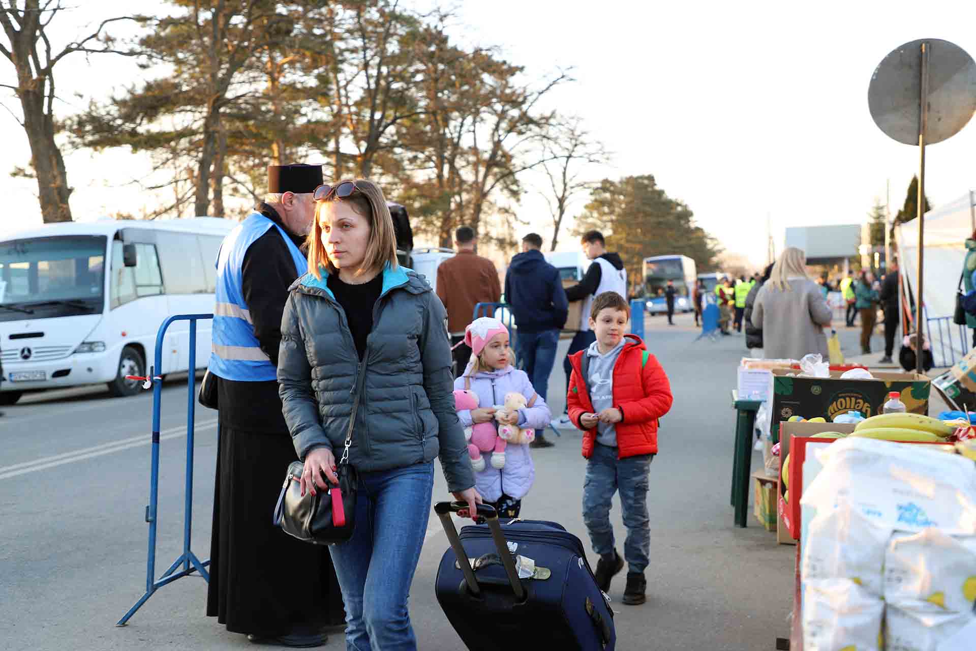 Una mujer, una niña y niño refugiados de Ucrania van a coger un autobús en Siret (Rumania) que los lleva a otro destino / Foto: FFM - EA