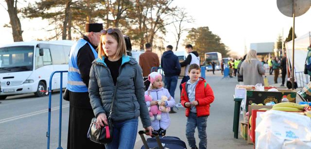 Una mujer, una niña y niño refugiados de Ucrania van a coger un autobús en Siret (Rumania) que los lleva a otro destino / Foto: FFM - EA