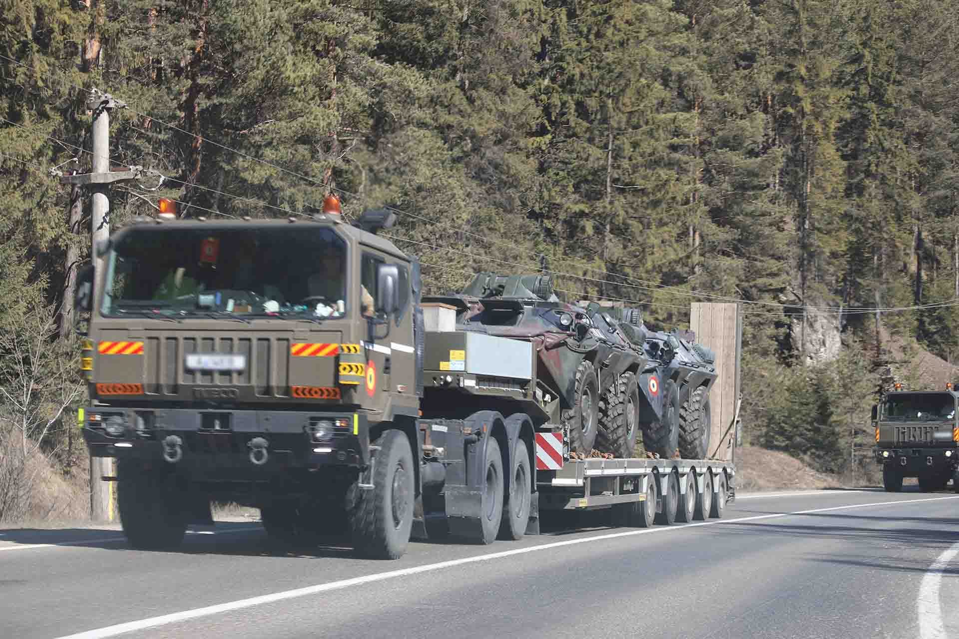 Convoy de camiones con vehículos militares en Rumanía / Foto: FFM - EA