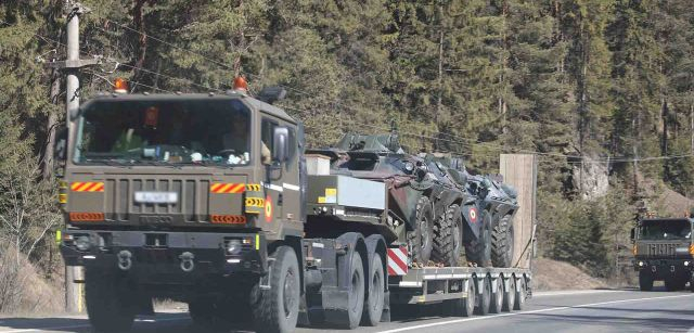 Convoy de camiones con vehículos militares en Rumanía / Foto: FFM - EA