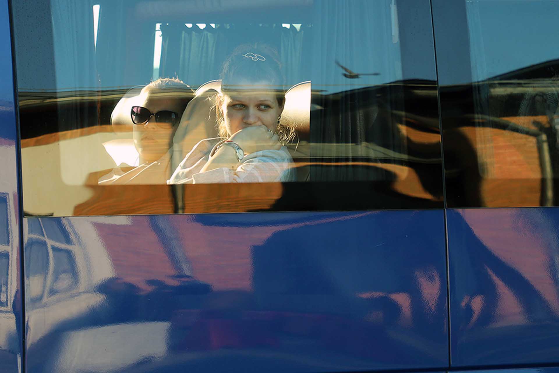 Dos refugiadas ucranianas contemplan desde el interior de un vehículo el exterior en el paso fronterizo de Siret (Rumanía) / Foto: FFM - EA