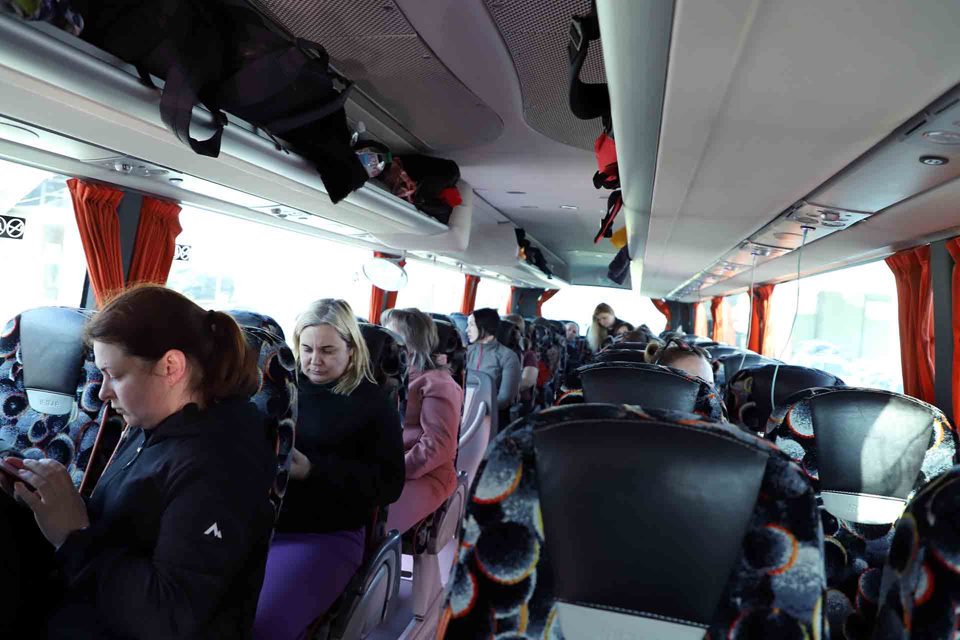 Interior de un autobús con personas refugiadas que viajan a Palencia, España, desde Siret (Rumanía) / Foto: FFM - EA