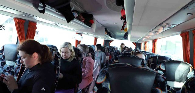 Interior de un autobús con personas refugiadas que viajan a Palencia, España, desde Siret (Rumanía) / Foto: FFM - EA
