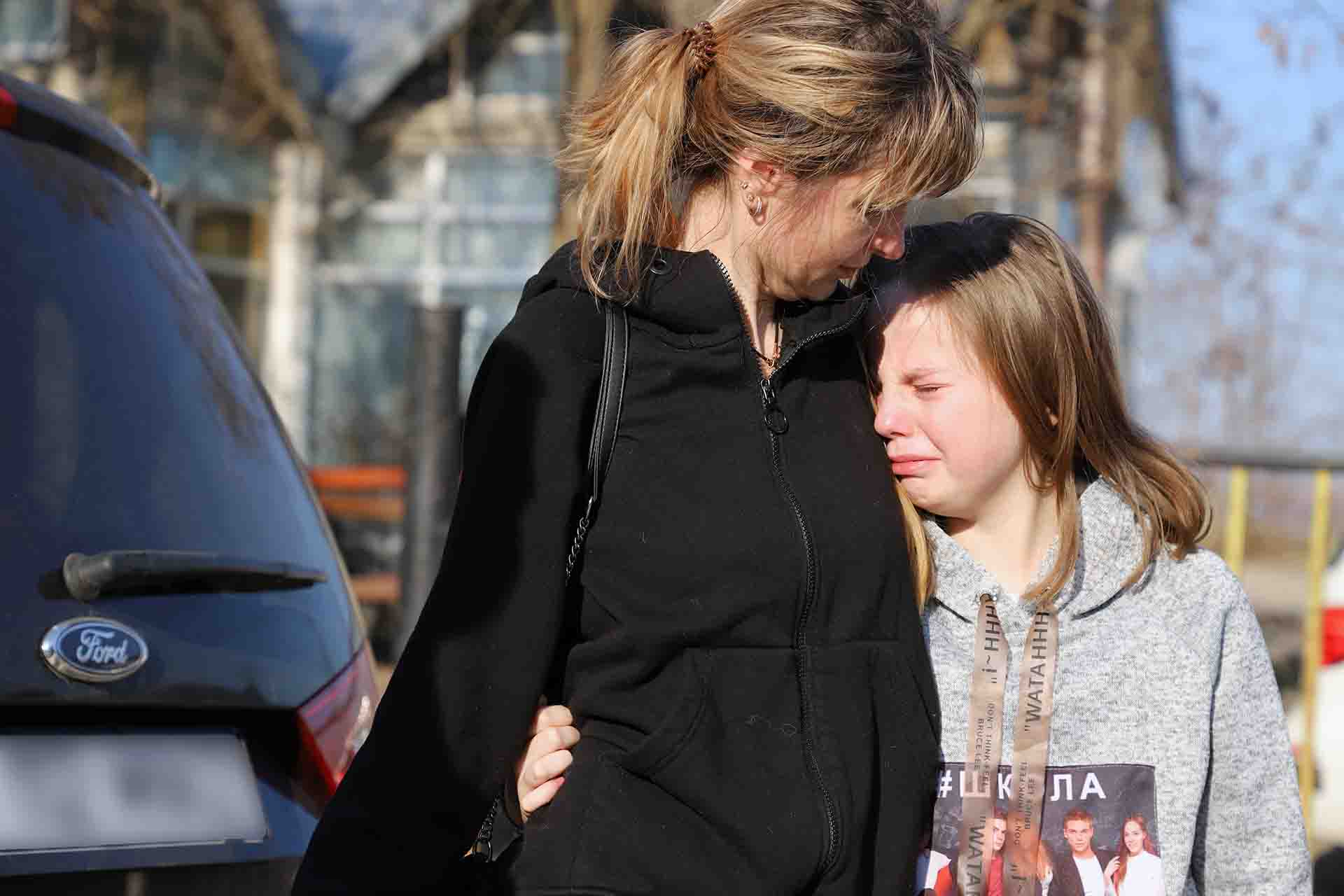 A Ukrainian girl cries for the separation of her two brothers at the border crossing in Siret (Romania) / Photo: FFM - EA