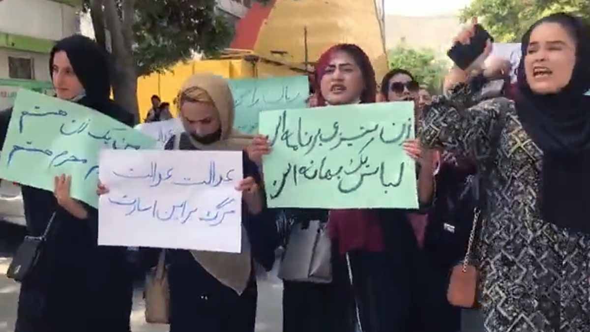 Grupo de mujeres protesta a cara descubierta en Kabul, Afganistán / Foto: Twitter @Qaisalamdar
