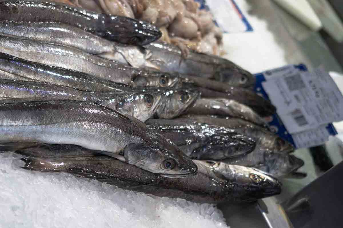 Parada de pescado en un mercado / Foto: Pixabay