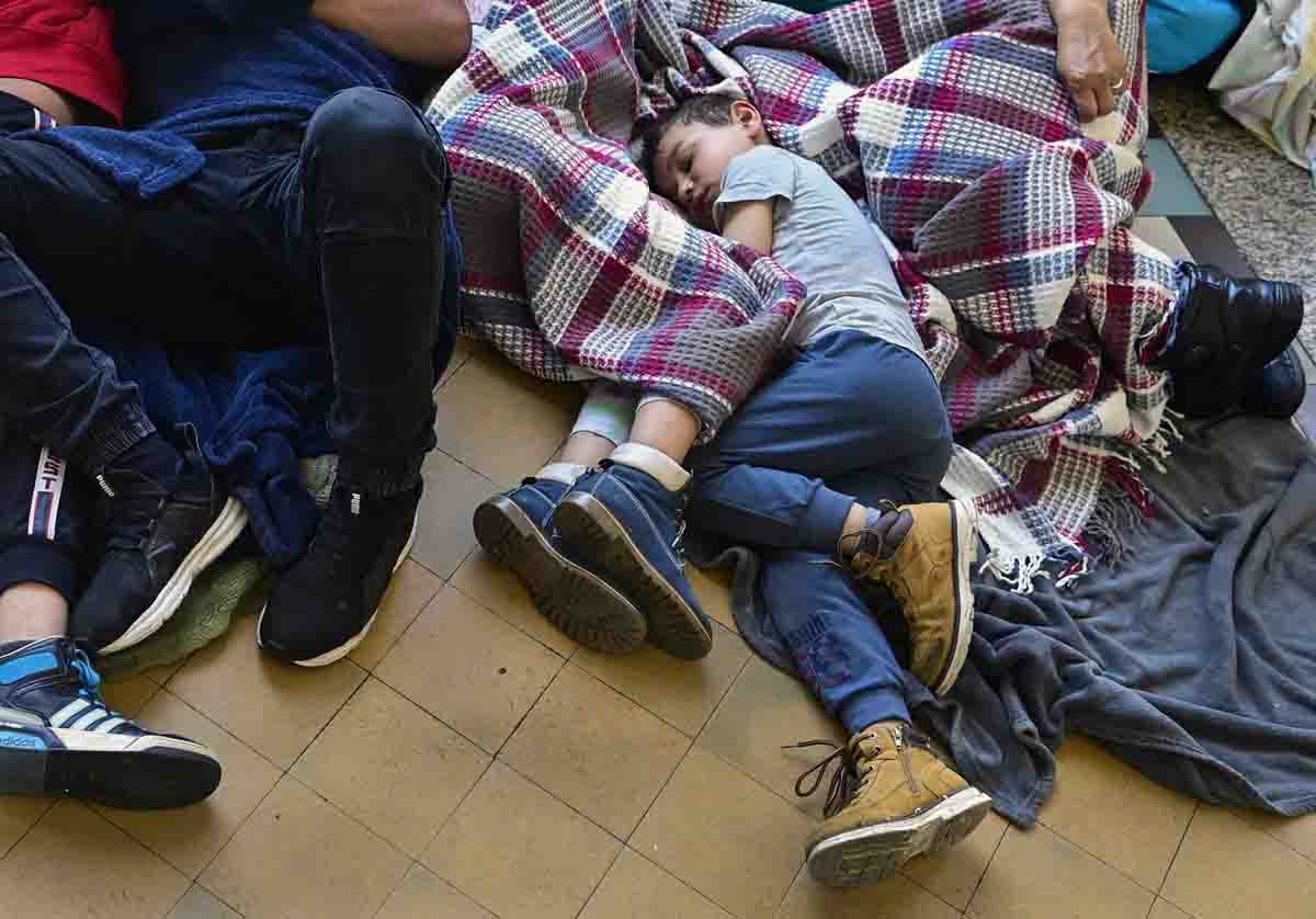 Refugiados de Ucrania duermen en la estación de tren de Praga / Foto: EP