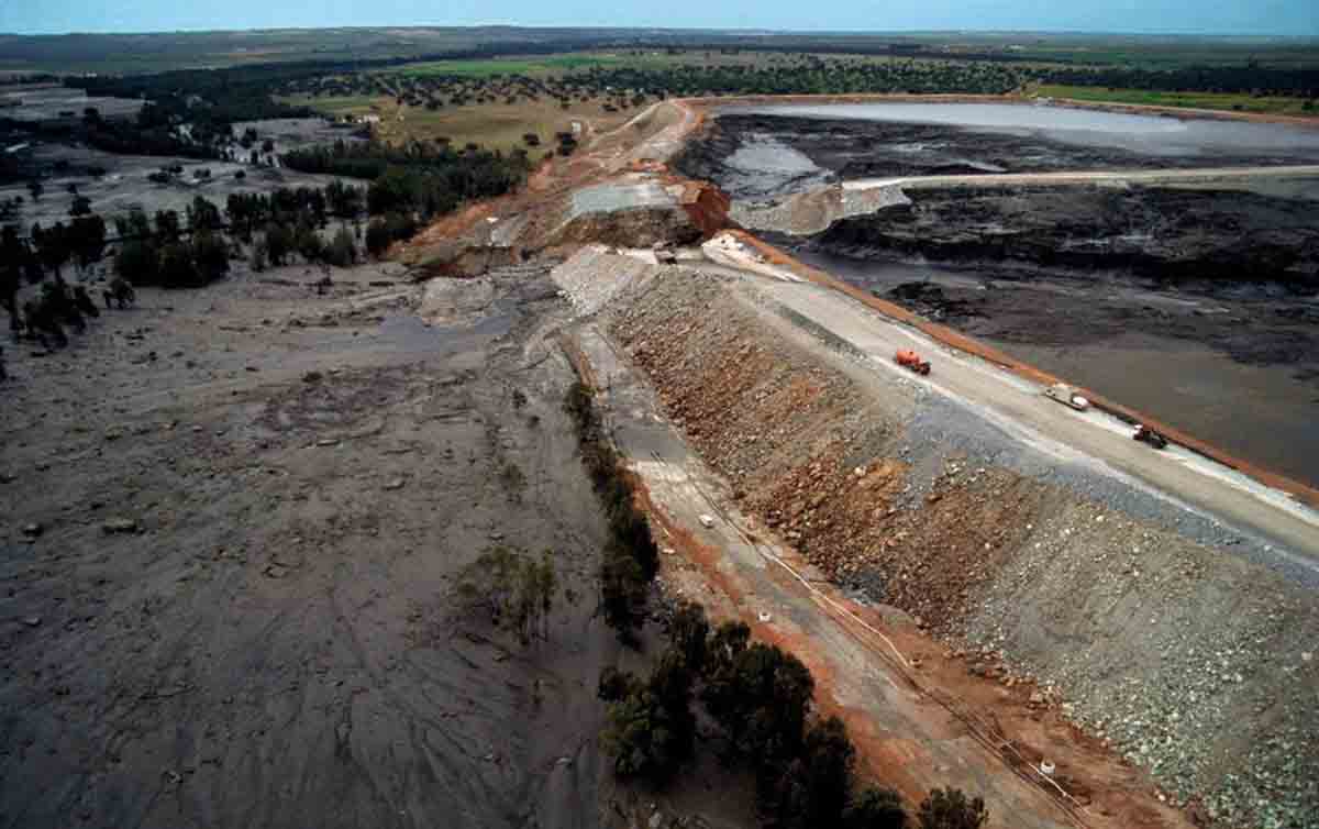 Presa de Aznalcóllar liberando lodos y aguas tóxicas tras la rotura el 25 de abril de 1998. Ecocidio / Foto: CSIC - EP