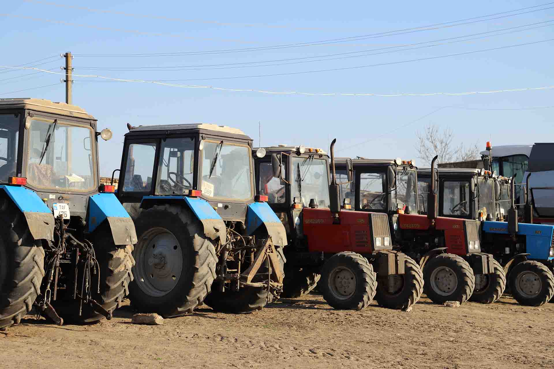Varios tractores de época aparcados en batería cerca de un descampado en Palanca (Moldavia) / Foto: FFM - EA