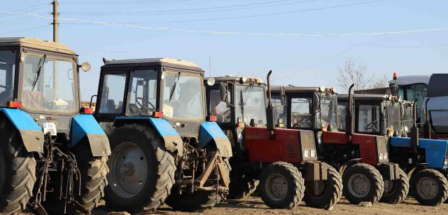 Varios tractores de época aparcados en batería cerca de un descampado en Palanca (Moldavia) / Foto: FFM - EA