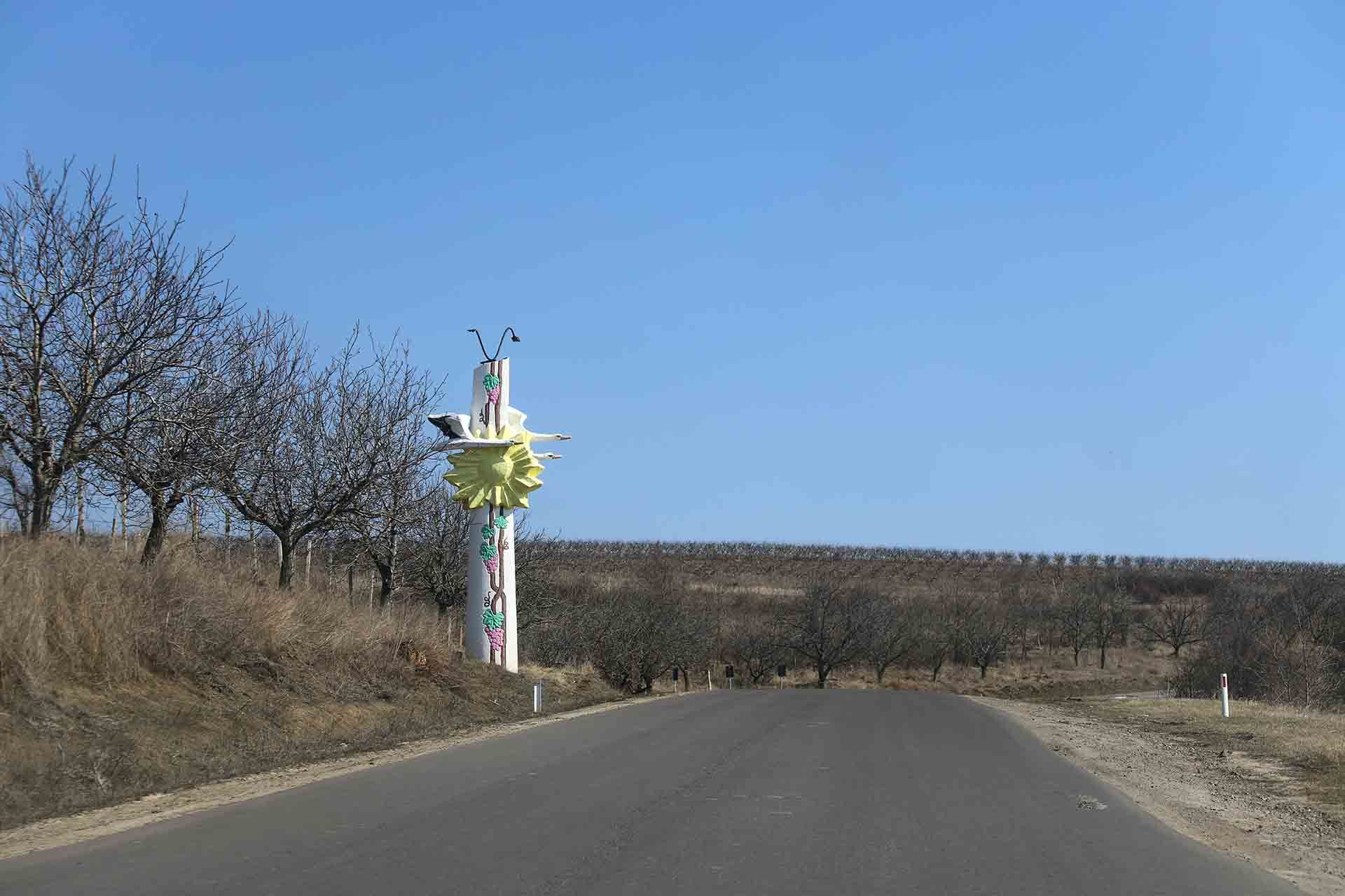 Una de las icónicas estatuas soviéticas con unos racimos de uvas en una zona de viñas y cultivo de árboles frutales en Moldavia / Foto: FFM - EA