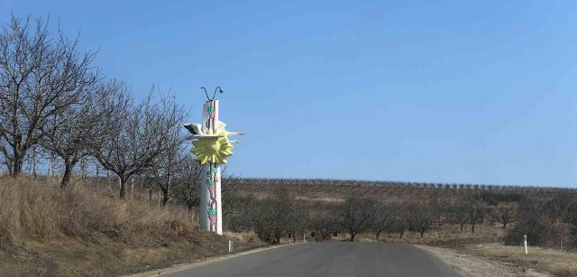 Una de las icónicas estatuas soviéticas con unos racimos de uvas en una zona de viñas y cultivo de árboles frutales en Moldavia / Foto: FFM - EA