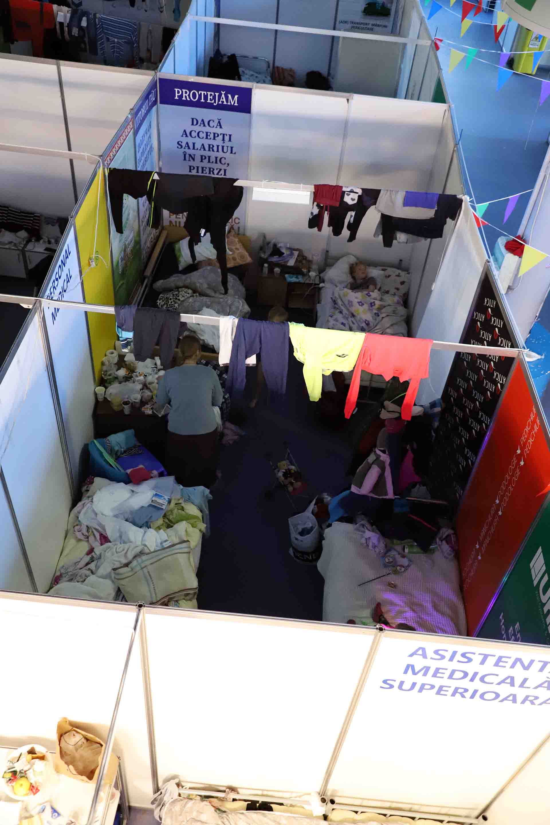 Un niño ucraniano duerme profundamente en uno de los stands habilitados para ese uso en un pabellón de MoldExpo, en Chisináu (Moldavia) / Foto: FFM - EA