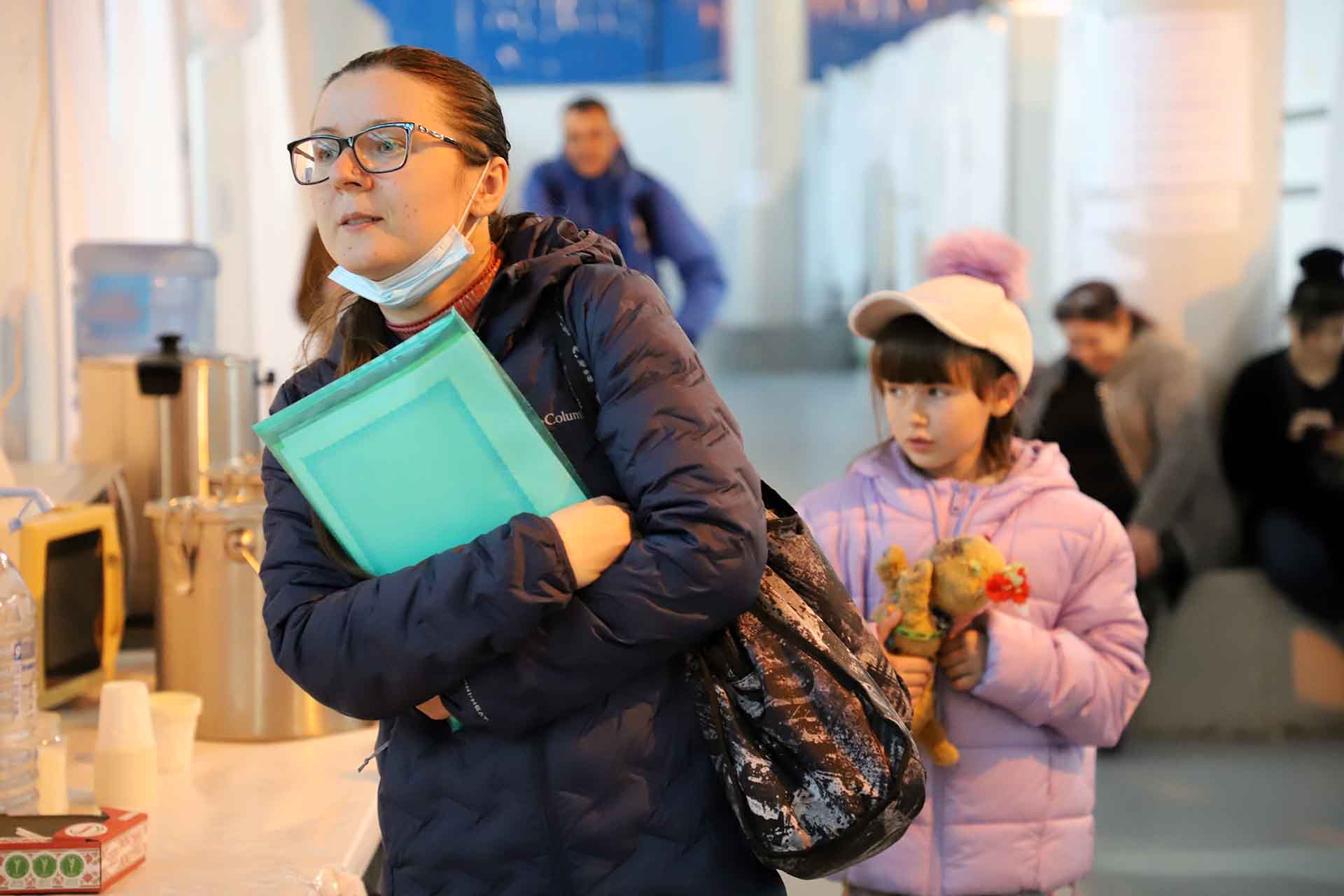 Inga Nicolaev de 30 años con su hija de 7 en un pabellón de MoldExpo, en Chisináu (Moldavia) / Foto: FFM - EA