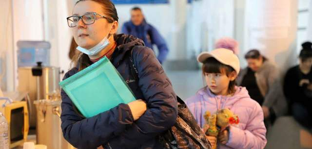 Inga Nicolaev de 30 años con su hija de 7 en un pabellón de MoldExpo, en Chisináu (Moldavia) / Foto: FFM - EA