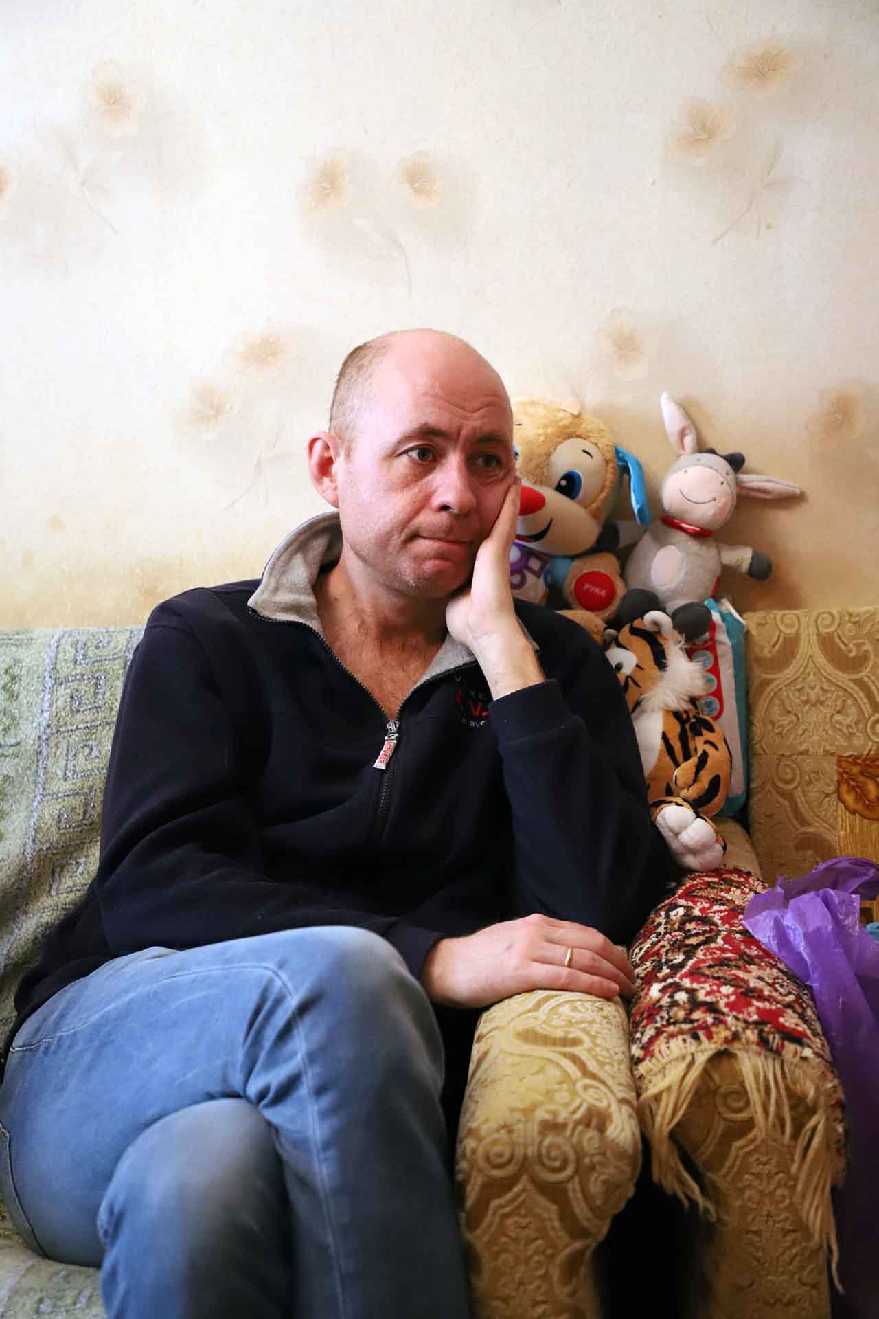 Ruslan Masnic en el salón de la casa de su madre en Chisináu (Moldavia) / Foto: FFM - EA