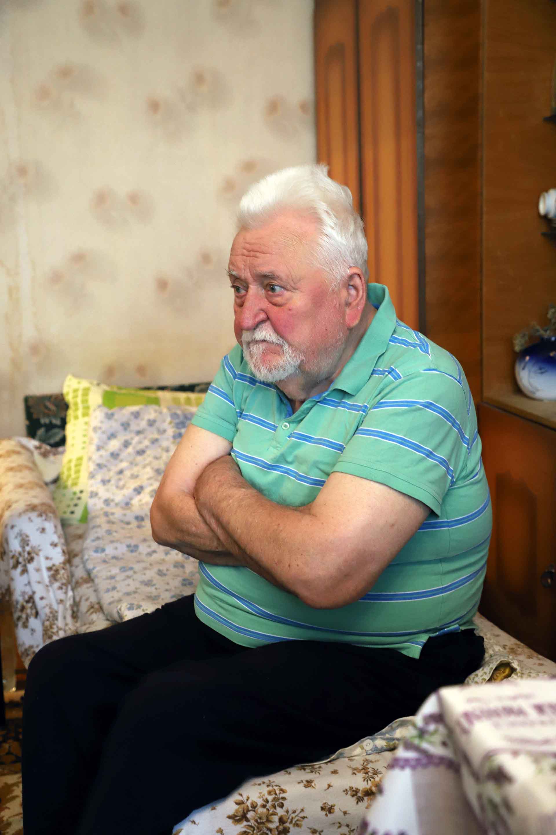 El padre de la pareja de Ruslan Masnic (suegro) reflexiona sobre los efectos de la guerra. Cuando era pequeño quedo huérfano por la Segunda Guerra Mundial / Foto: FFM - EA