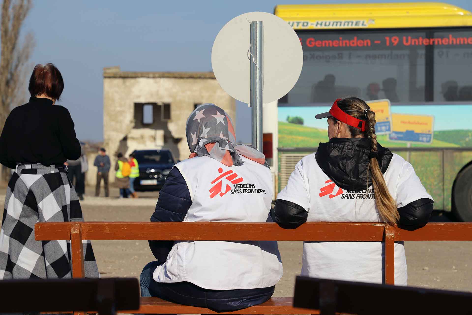 Tres mujeres esperan un transporte en Palanca la frontera Moldavia con Ucrania / Foto: FFM - EA