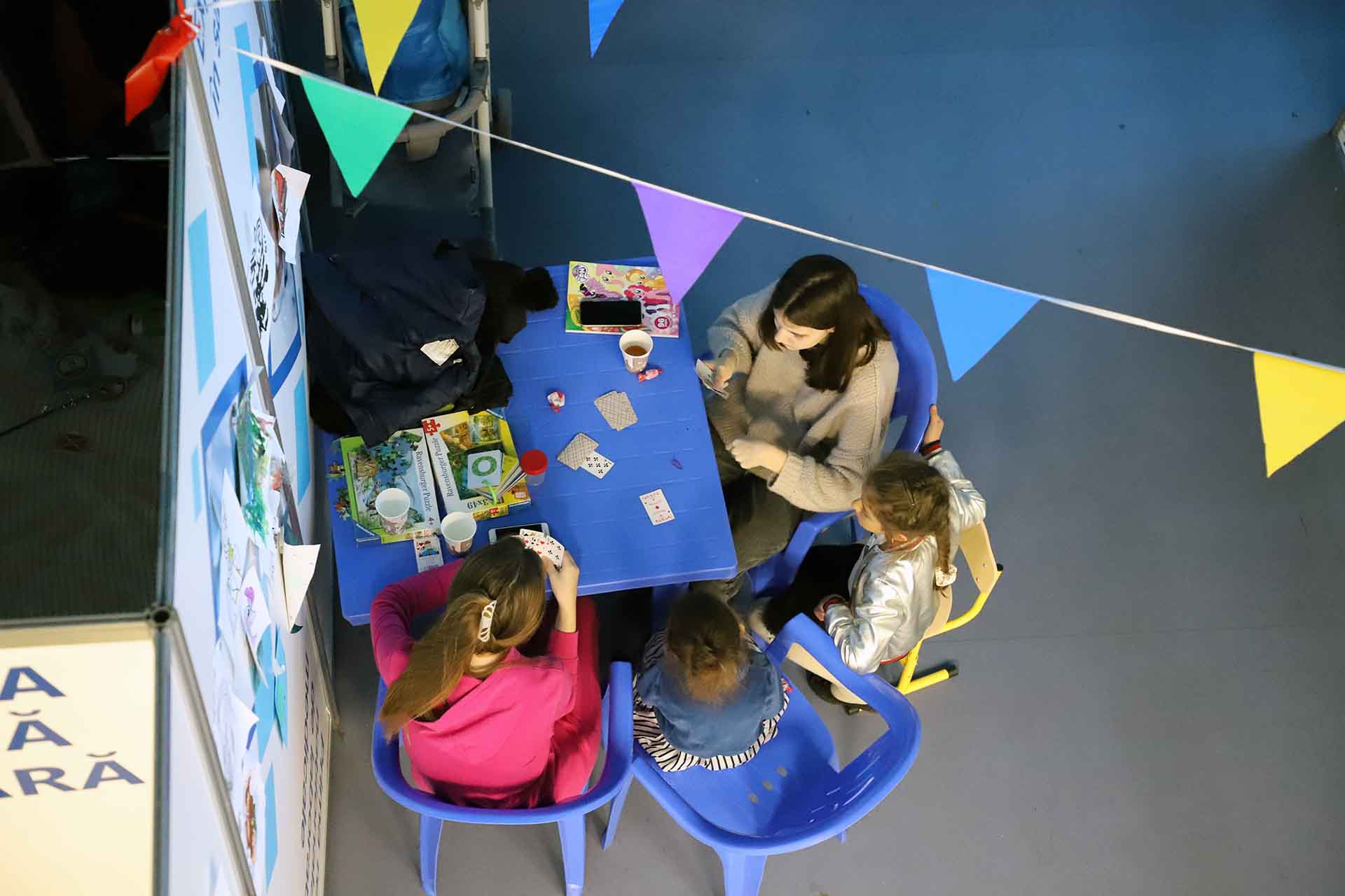 Un grupo de niñas juegan a juegos de mesa en un pabellón de MoldExpo, en Chisináu (Moldavia)  / Foto: FFM - EA