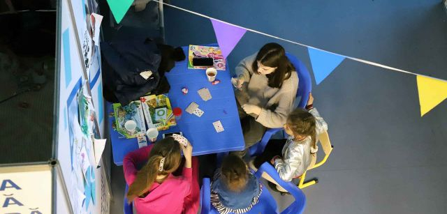 Un grupo de niñas juegan a juegos de mesa en un pabellón de MoldExpo, en Chisináu (Moldavia)  / Foto: FFM - EA