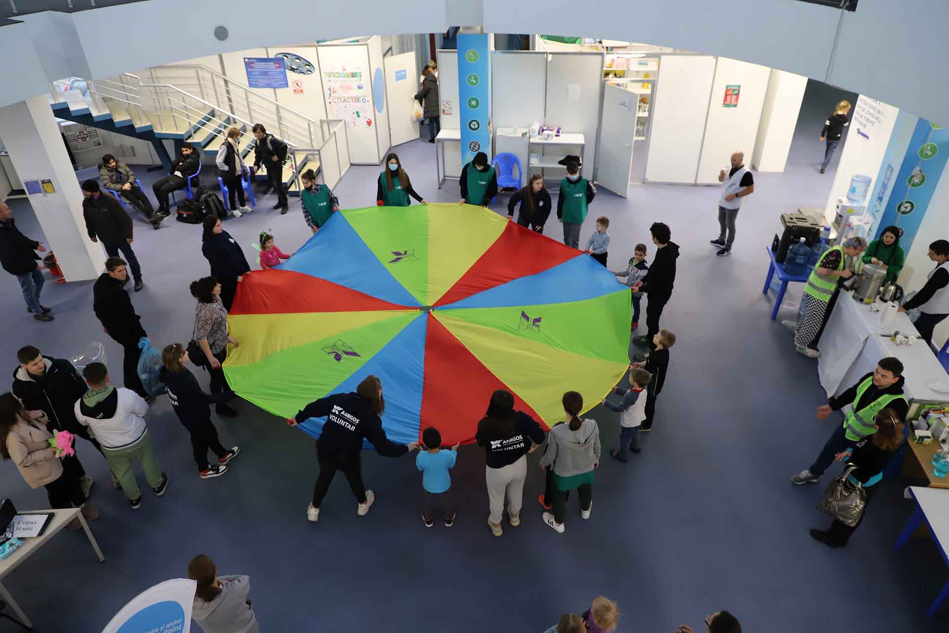 Un grupo de niñas y niños ucranianas hacen un circulo en el interior de uno de los pabellones de MoldExpo, en Chisináu (Moldavia)  / Foto: FFM - EA