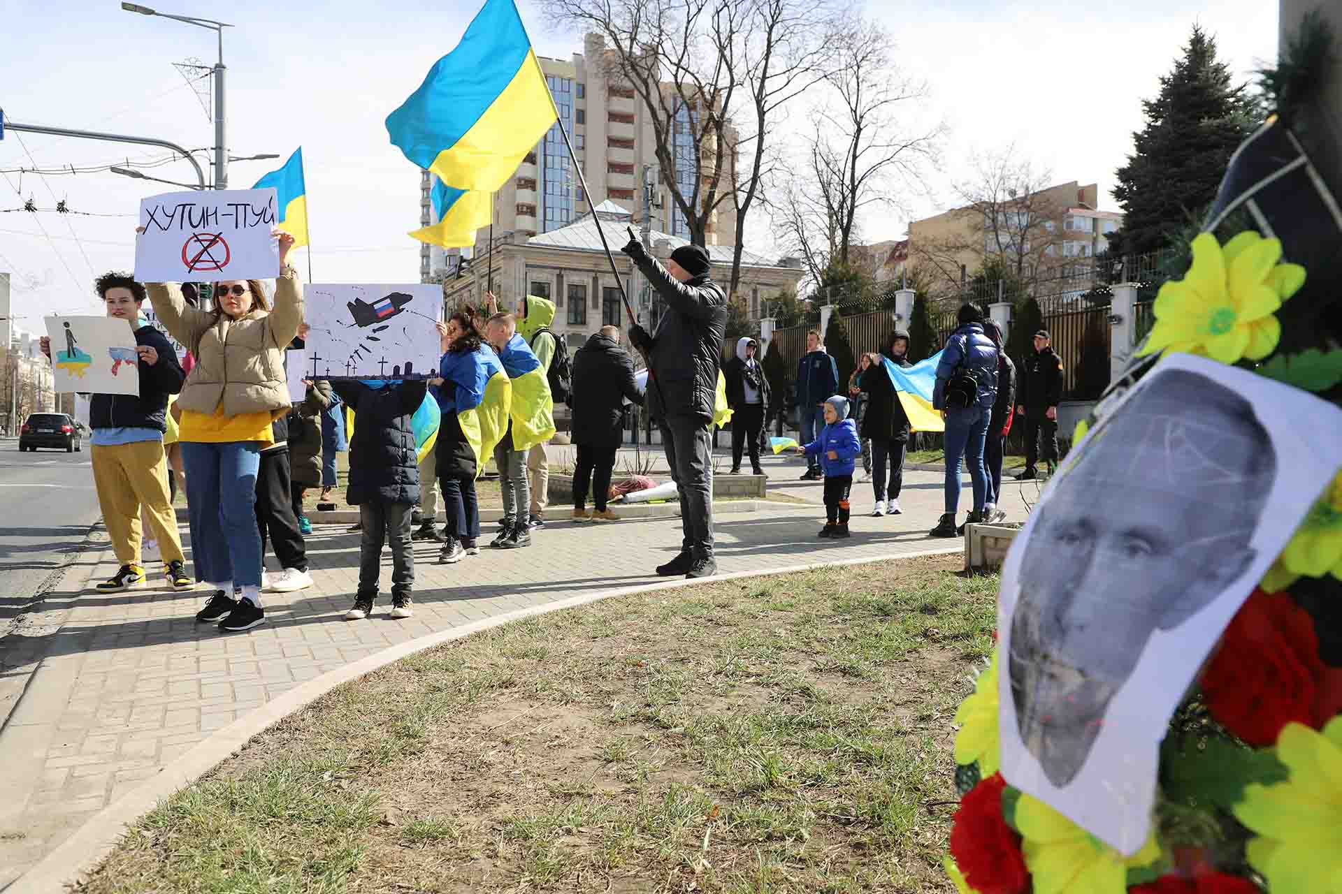 Un grupo de personas se manifiesta en contra de la invasión de Ucrania frente a la embajada rusa en Chisináu, la capital de Moldavia  / Foto: FFM - EA