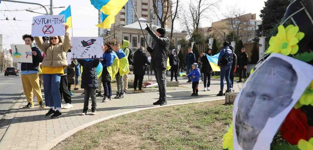 Un grupo de personas se manifiesta en contra de la invasión de Ucrania frente a la embajada rusa en Chisináu, la capital de Moldavia  / Foto: FFM - EA