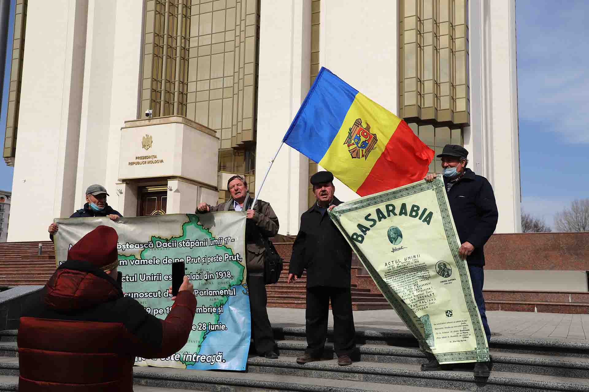 Un grupo de personas se manifiestan en Chisináu, la capital de Moldavia, en demanda de la anexión de Moldavia a Rumania, ante la amenaza de la guerra de Ucrania  / Foto: FFM - EA