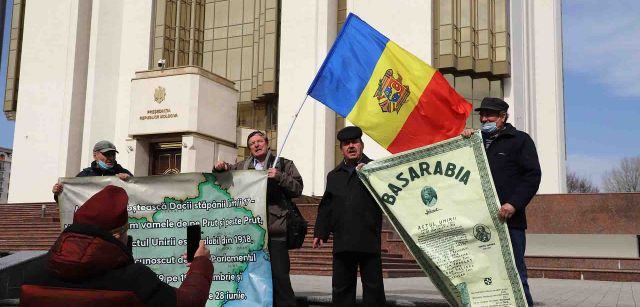 Un grupo de personas se manifiestan en Chisináu, la capital de Moldavia, en demanda de la anexión de Moldavia a Rumania, ante la amenaza de la guerra de Ucrania  / Foto: FFM - EA