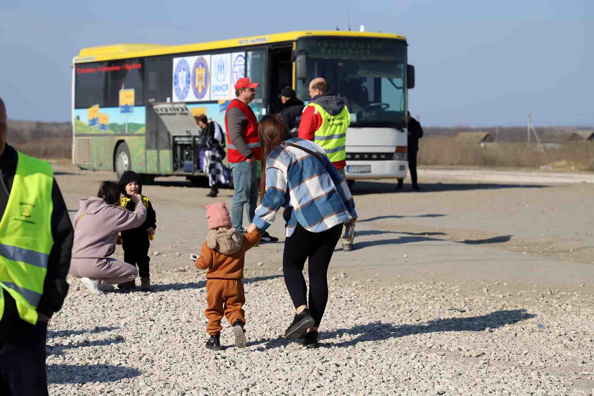 Un grupo de refugiados se dirigen a coger un autobús en Palanca (Moldavia)  / Foto: FFM - EA