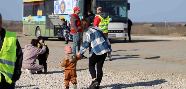 Un grupo de refugiados se dirigen a coger un autobús en Palanca (Moldavia)  / Foto: FFM - EA