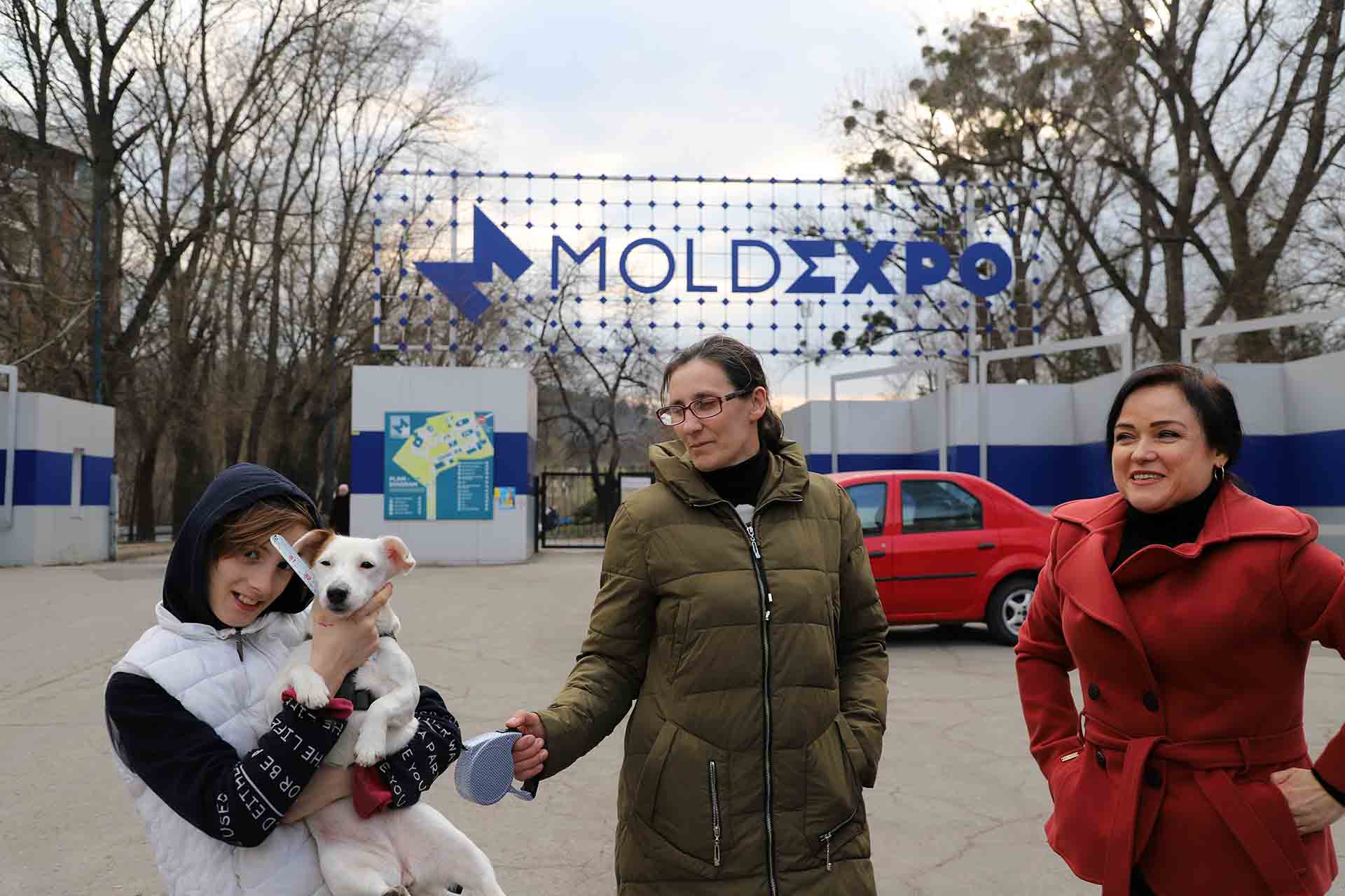 Un niño a las puertas de MoldExpo con su mascota en Chisináu (Moldavia)  / Foto: FFM - EA