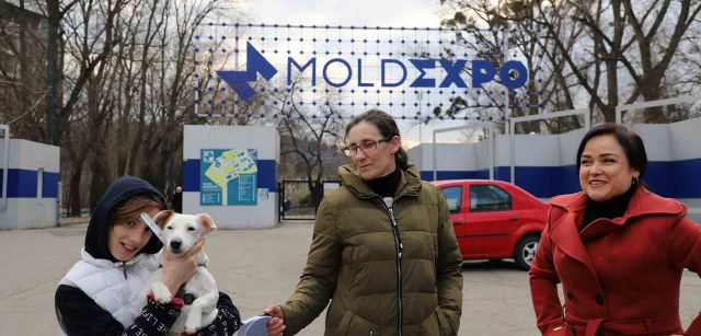 Un niño a las puertas de MoldExpo con su mascota en Chisináu (Moldavia)  / Foto: FFM - EA