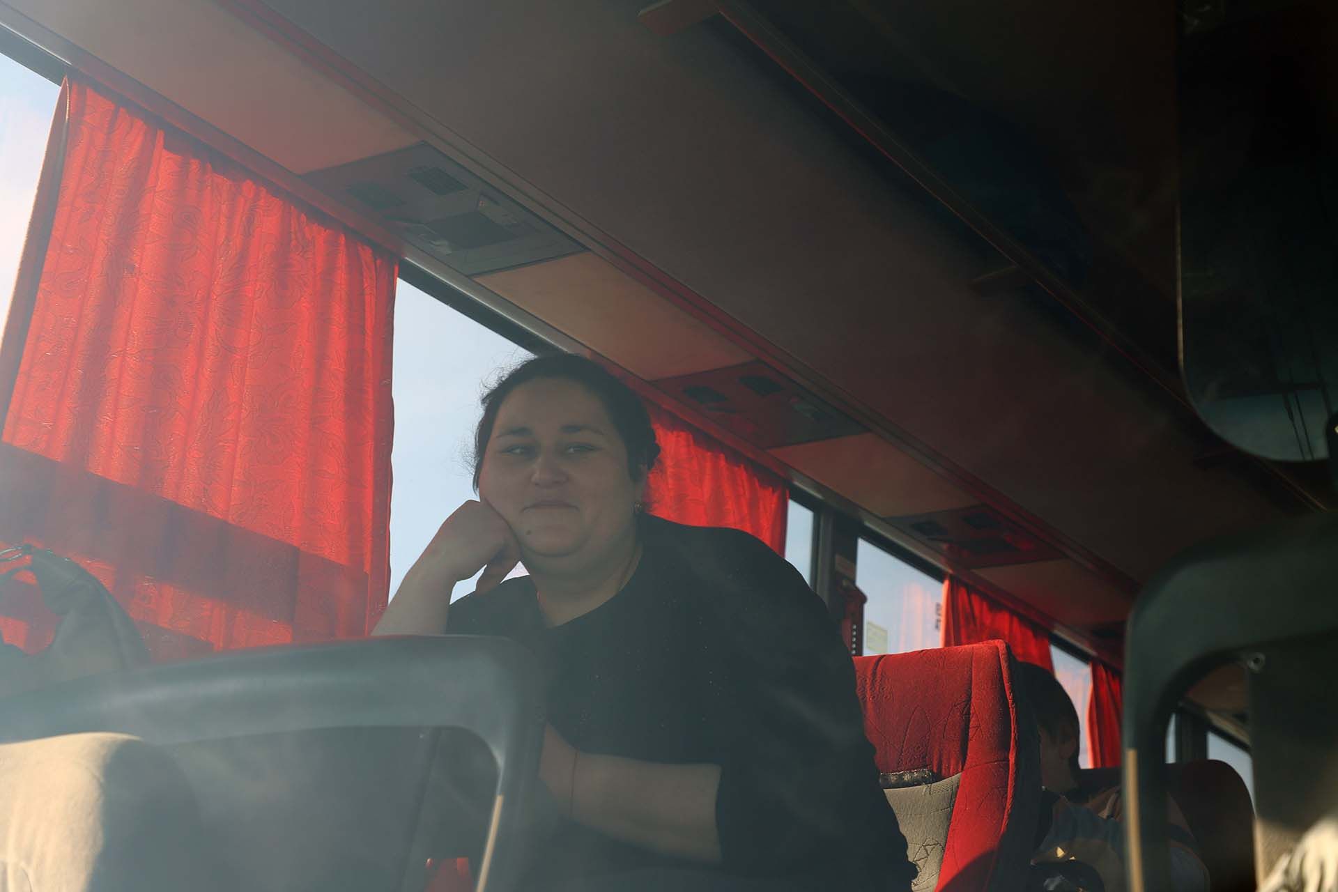 Una mujer ucraniana en el interior de un autobús en Palanca que parte a Chisináu (Moldavia)  / Foto: FFM - EA