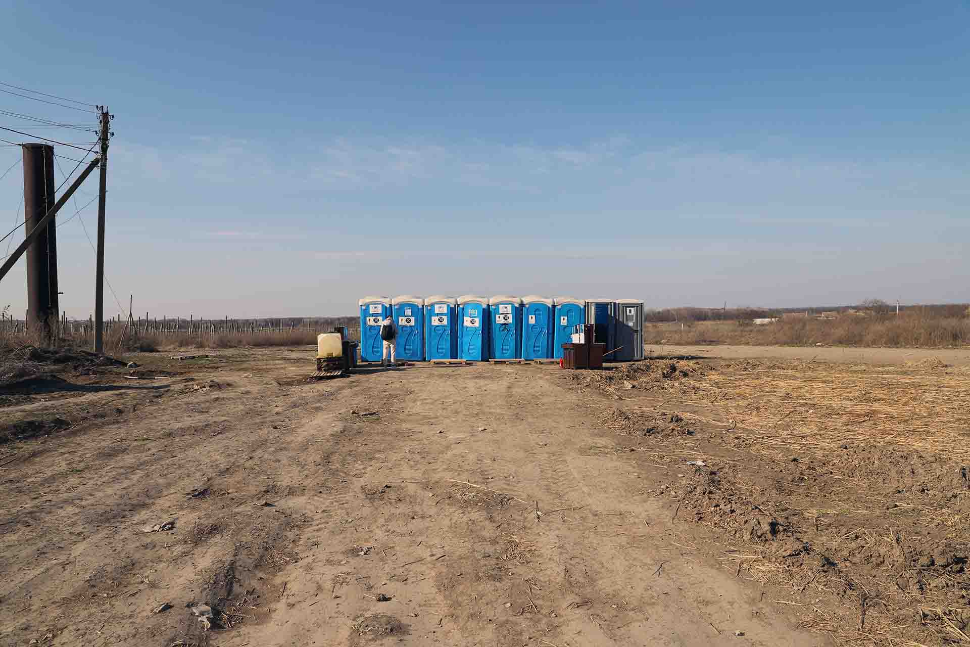 Baños en el descampado en Palanca, punto fronterizo de Moldavia, habilitado para la llegada y partida de personas procedentes de Ucrania  / Foto: FFM - EA